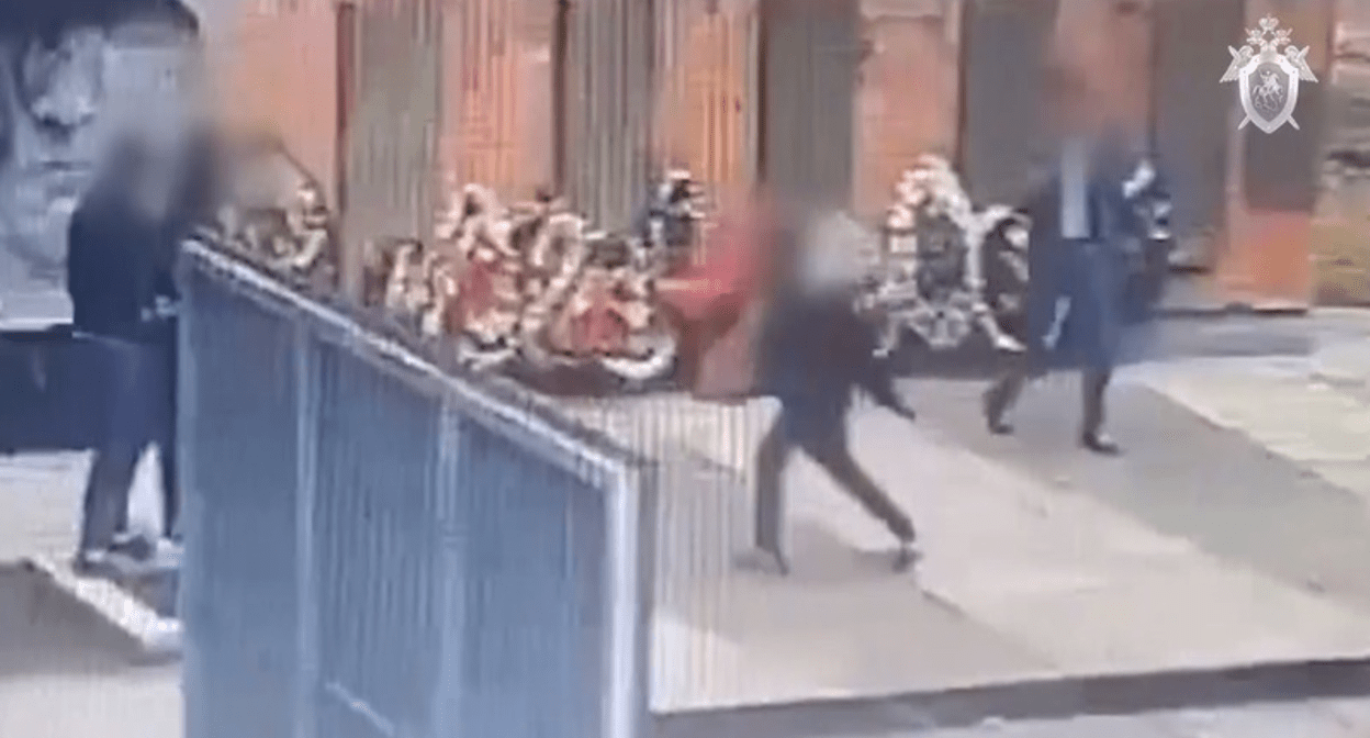 Young people near the symbol of military glory in the village of Grushevskoye. December 2023. Photo: SCR ICS in SK
