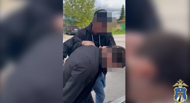 Detention of one of the suspects: a video still from the MIA Branch for the Stavropol Territory: https://26.мвд.рф/news/item/65758247