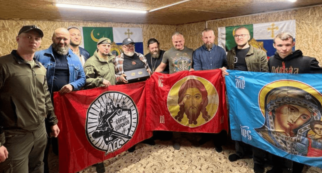 Apti Alaudinov with activists of the "Sorok Sorokov" Movement: screenshot of a photo from the "Kormukhin" Telegram channel.
