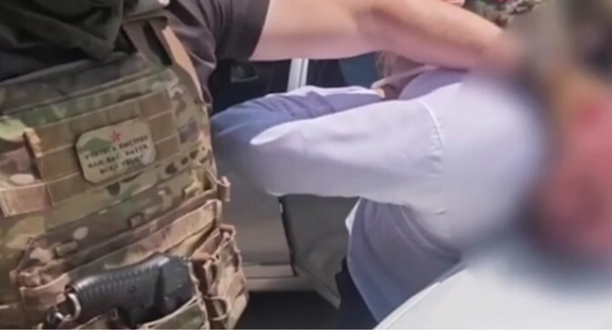 The detention of the man suspected of extorting money from the deceased military man’s widow. Photo by the press service of the Chief Directorate for the Krasnodar Territory of the Ministry of Internal Affairs (MIA) of the Russian Federation.