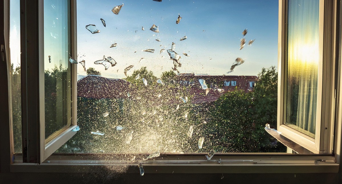 Glass fragments. Illustration created by "Caucasian Knot" with the help of AI in the Copilot program