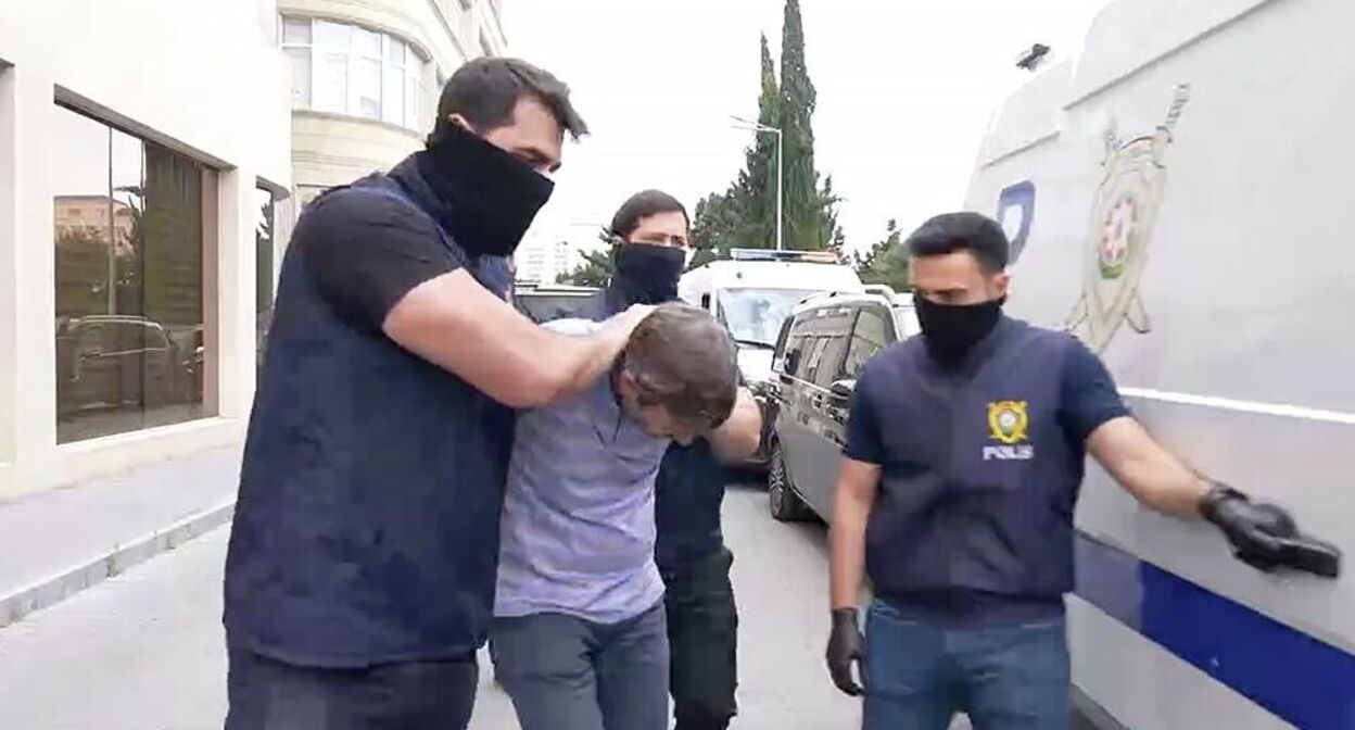 Detention of Sputnik Azerbaijan employees. Screenshot of video https://ria.ru/20250701/baku-2026505027.html