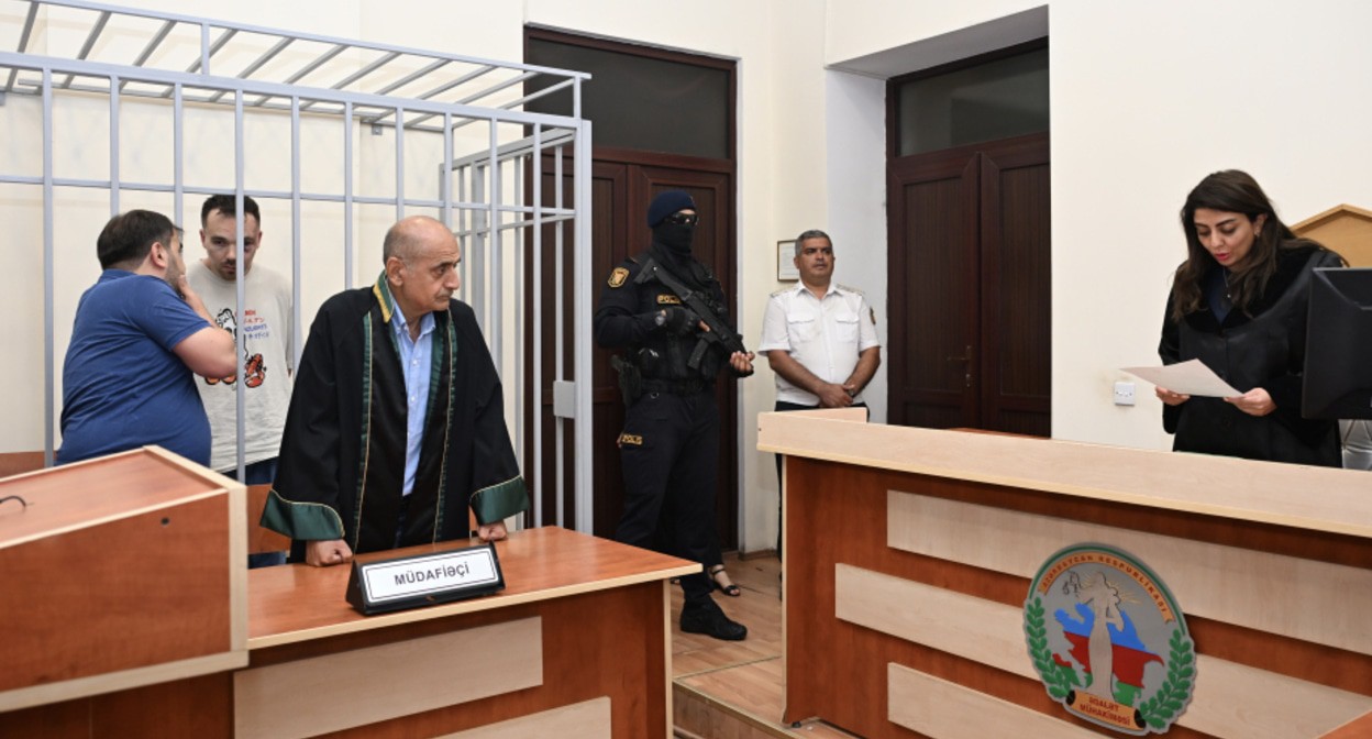 Dmitry Bezugly (in the cage). Photo: Azertaj.