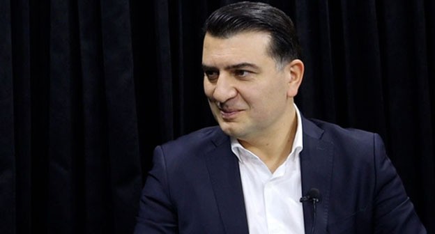 Azer Gasimli. Photo: https://www.meydan.tv/ru/article/politolog-azer-gasymly-ostavlen-pod-strazhej/?tztc=1