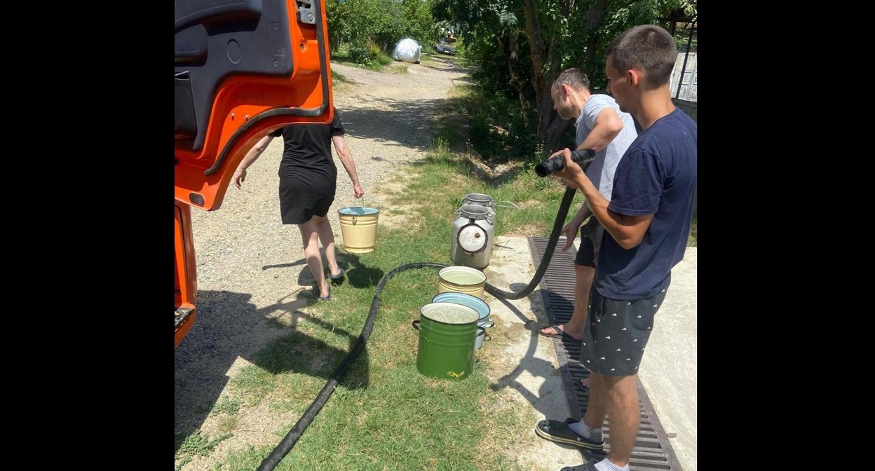 Distribution of imported water to residents of Goryachy Klyuch. Photo by the city administration https://t.me/adm_gorkluch/38785