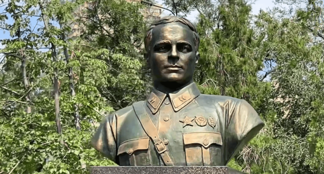 Bust of Alexander Voronin. Still frame from the video from the Volgograd administration Telegram channel from 17.07.25, https://t.me/volgadmin/9081.