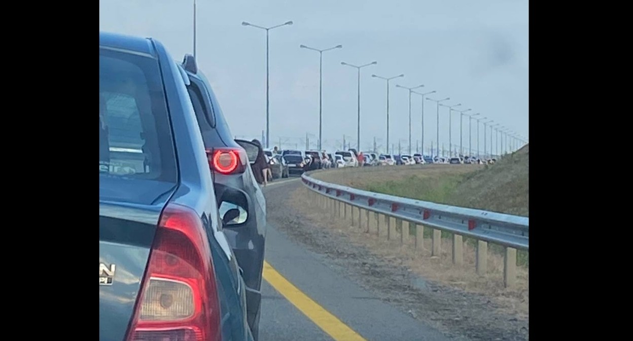 Queue in front of the Crimean Bridge in Kuban. July 20, 2025. Photo: Chris https://t.me/KrymskiiMost/576744