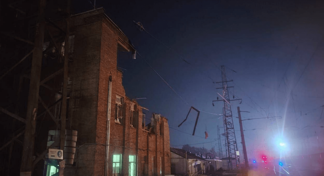 The station building in the village of Kamenolomny. Screenshot of a photo from the Telegram channel 161.ru from 21.07.25, https://t.me/news161ru/68355ю