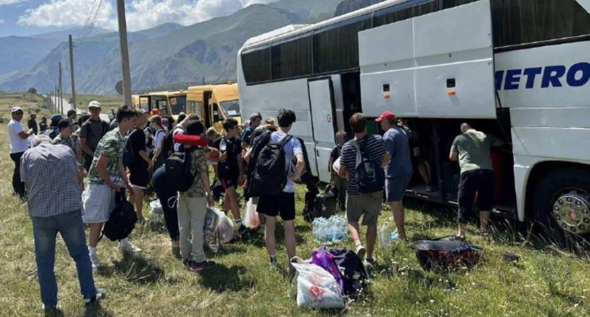 Evacuation of a tourist group. Photo: press service of the Elbrus district administration.