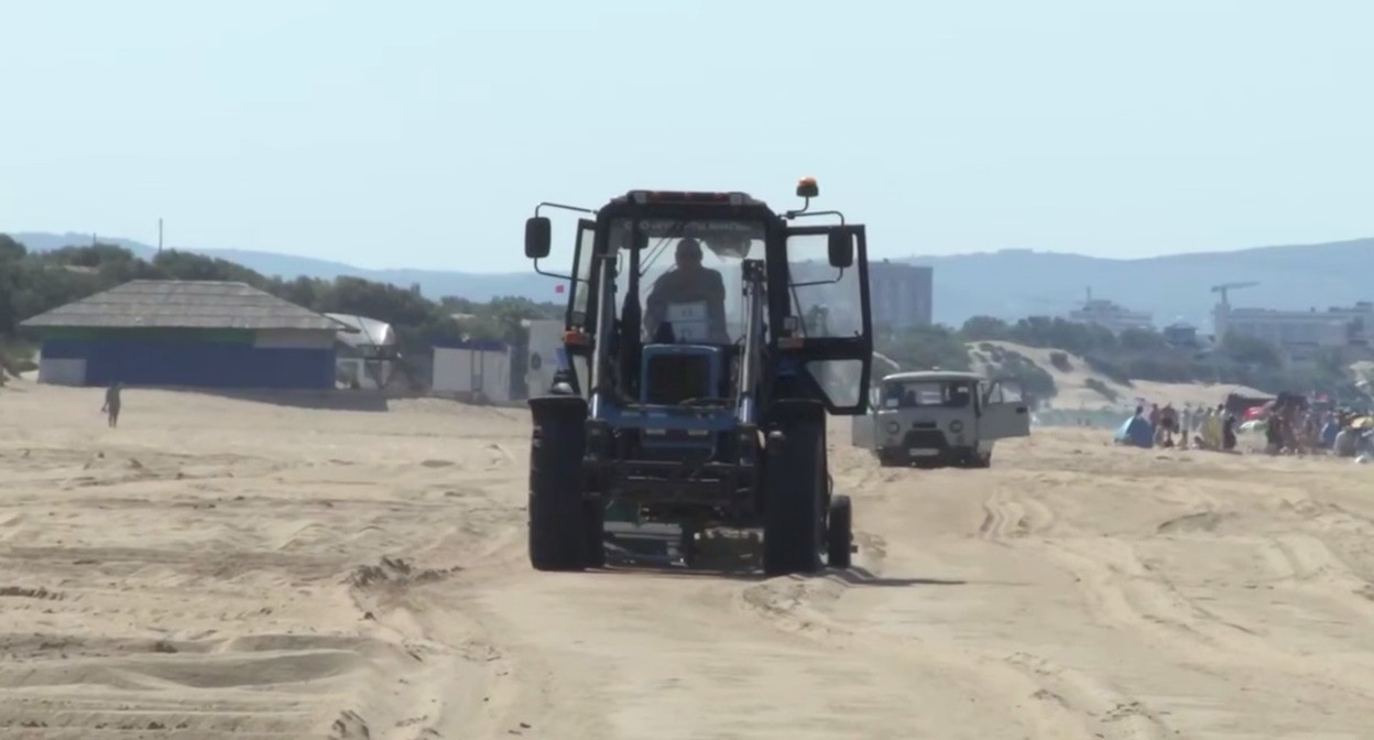 Vacationers and special equipment on the beach of Anapa. Still from the video of the Kuban operational headquarters https://t.me/opershtab23/13810