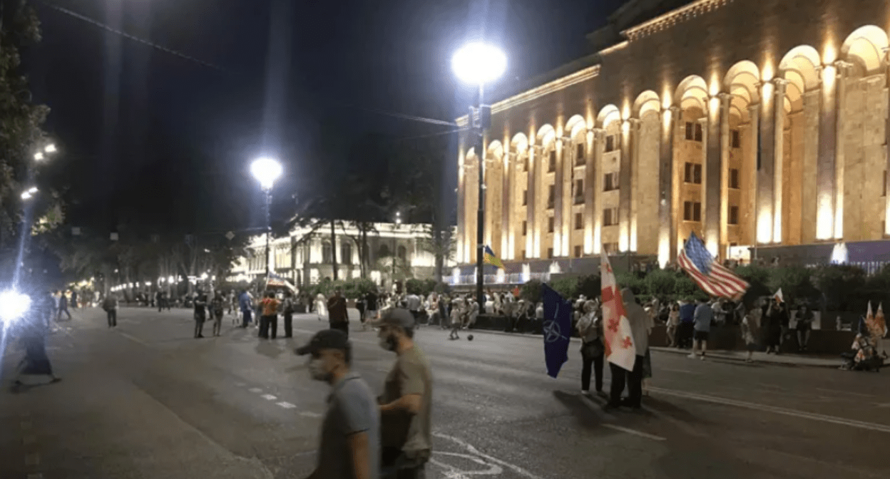 Protester at the Georgian Parliament. Screenshot of the photo "Interpressnews" from 26.07.25, https://www.interpressnews.ge/ka/article/844833-parlamenttan-saprotesto-akcia-ganaxlda-mokalakeebma-rustavelis-gamziri-gadaketes