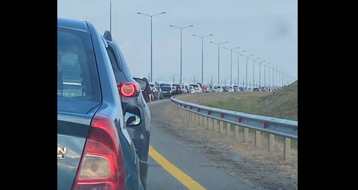 Queue in front of the Crimean Bridge in Kuban. July 20, 2025. Photo: Chris https://t.me/KrymskiiMost/576744