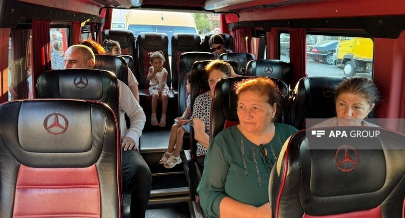 Family members of displaced persons. July 30, 2025. Photo: APA https://ru.apa.az/sotsium/v-gorod-dzebrail-otpravlena-ocerednaya-gruppa-pereselencev-foto-617219