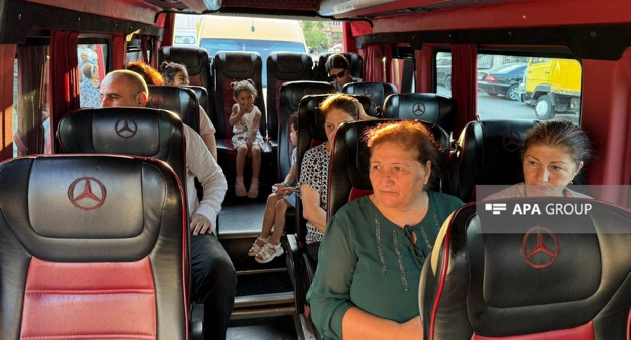 Family members of displaced persons. July 30, 2025. Photo: APA https://ru.apa.az/sotsium/v-gorod-dzebrail-otpravlena-ocerednaya-gruppa-pereselencev-foto-617219