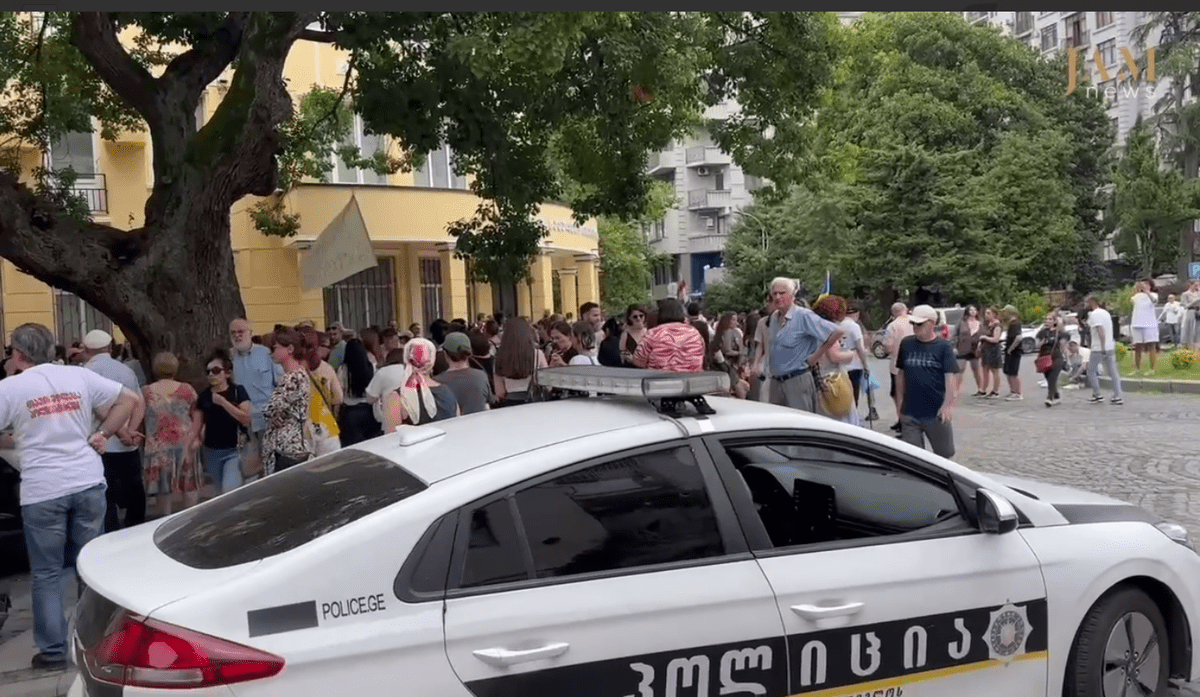 Activists at the courthouse in Batumi. Still from JAMnews video.
