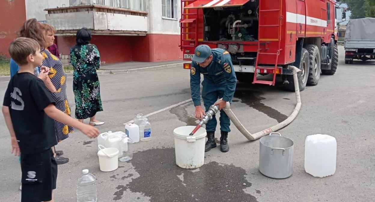 Distribution of water to residents of Tyrnyauz. Photo: Emergencies Ministry https://t.me/mchskbr/7955
