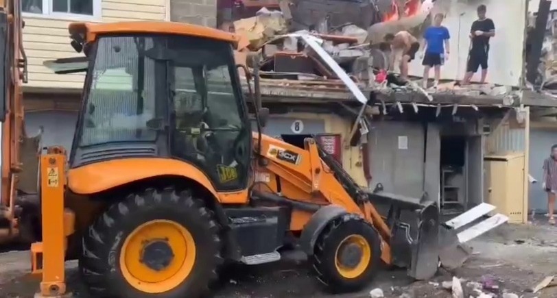 Residential garages on Aviatsionnaya Street after a drone attack. A video still from the Sochi mayor's Telegram channel https://t.me/agproshunin/2278