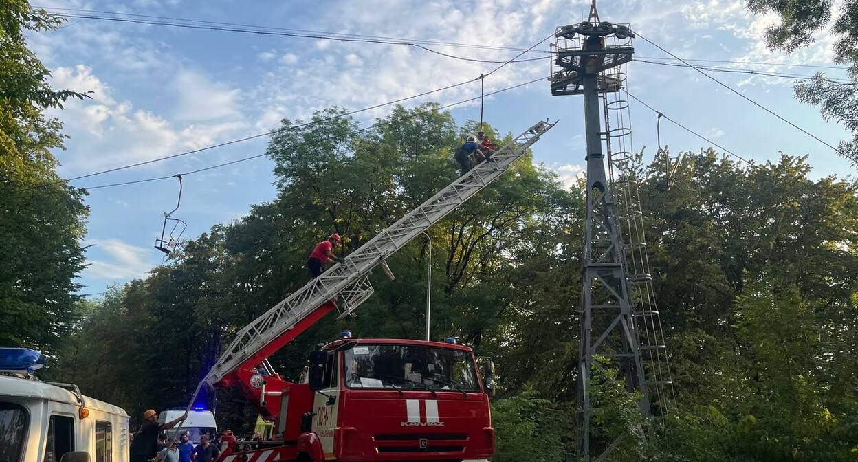 Evacuation of visitors to the cable car in Nalchik. Photo: Emergencies Ministry of Kabardino-Balkaria.