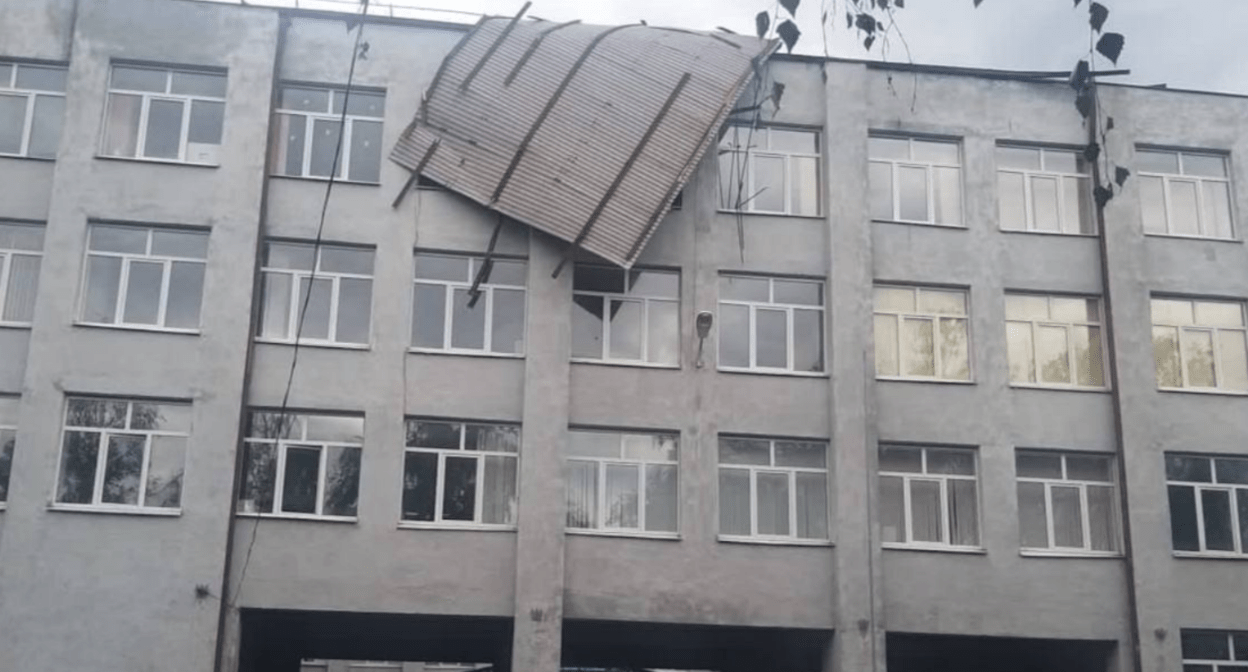 The wind tore off the roof of school #6 in Beslan. Screenshot of a photo from Kazbek Mrikaev's Telegram channel from 10.08.25, https://t.me/kazbekmrikaev/848