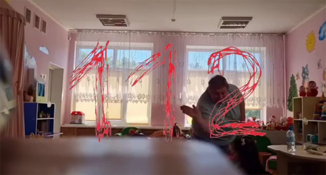 A kindergarten teacher in Novorossiysk beats a girl. August 13, 2025. Screenshot of the video https://t.me/chpkrasnodara/65220