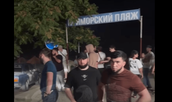 Participants of the raid at the entrance to the beach. Still frame from video from 12.08.25, https://t.me/heda_media/1716