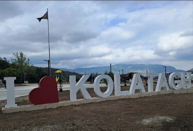 Installation in the village of Kolatag. Photo by Oxu.az. https://oxu.az/ru/obshestvo/v-selo-kolatag-agderinskogo-rajona-otpravilas-pervaya-gruppa-pereselencev