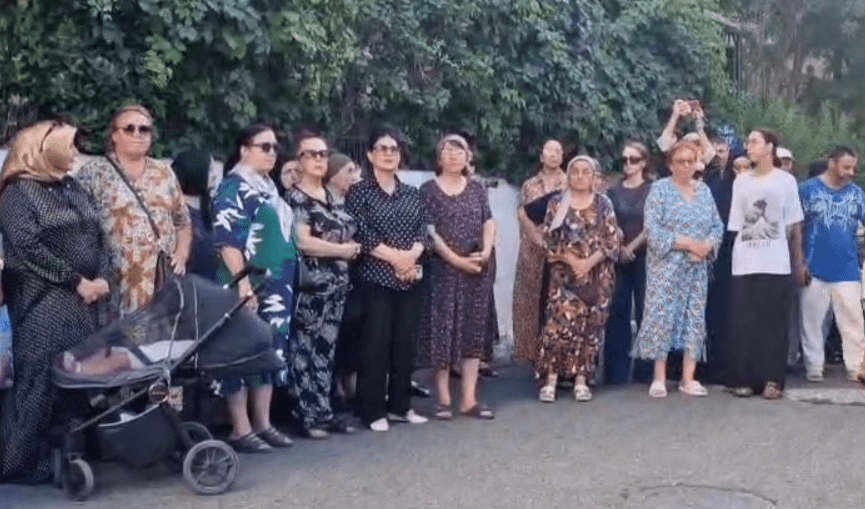 Makhachkala residents appealed to Melikov and Putin. Still frame from the video from the Telegram channel "Chernovik" from 17.08.25, https://t.me/chernovik/88398.