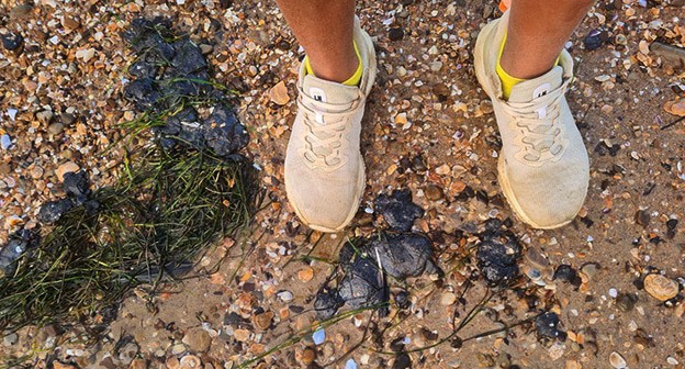 Fuel oil emissions on the beach in Temryuk district. September 2, 2025. Screenshot of the video https://t.me/shtab_delfin/1147