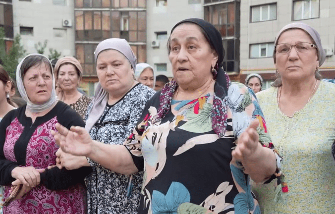 Grozny residents at a meeting with the mayor. Still frame from the video from the Grozny City Hall Telegram channel from 03.09.25, https://t.me/grozmerr/4691.