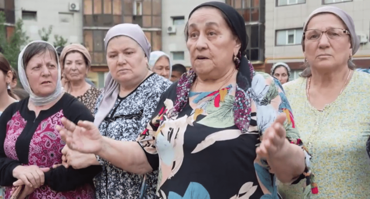 Grozny residents at a meeting with the mayor. Still frame from the video from the Grozny City Hall Telegram channel from 03.09.25, https://t.me/grozmerr/4691.