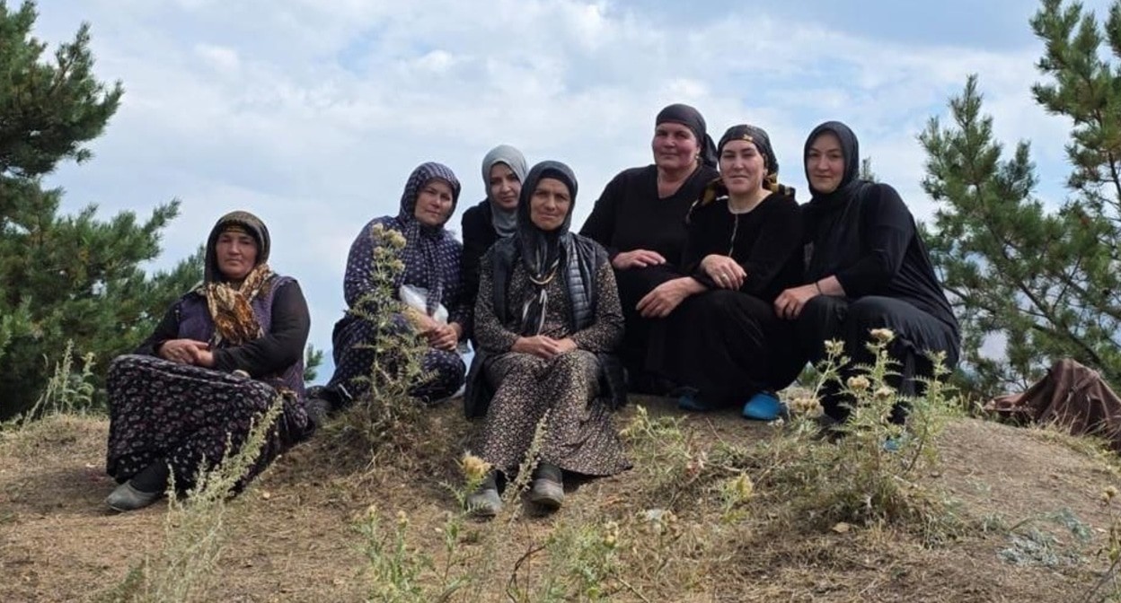 Women involved in extinguishing a forest fire. Photo: "Dagleskhoz" https://t.me/dagleshoz/7737