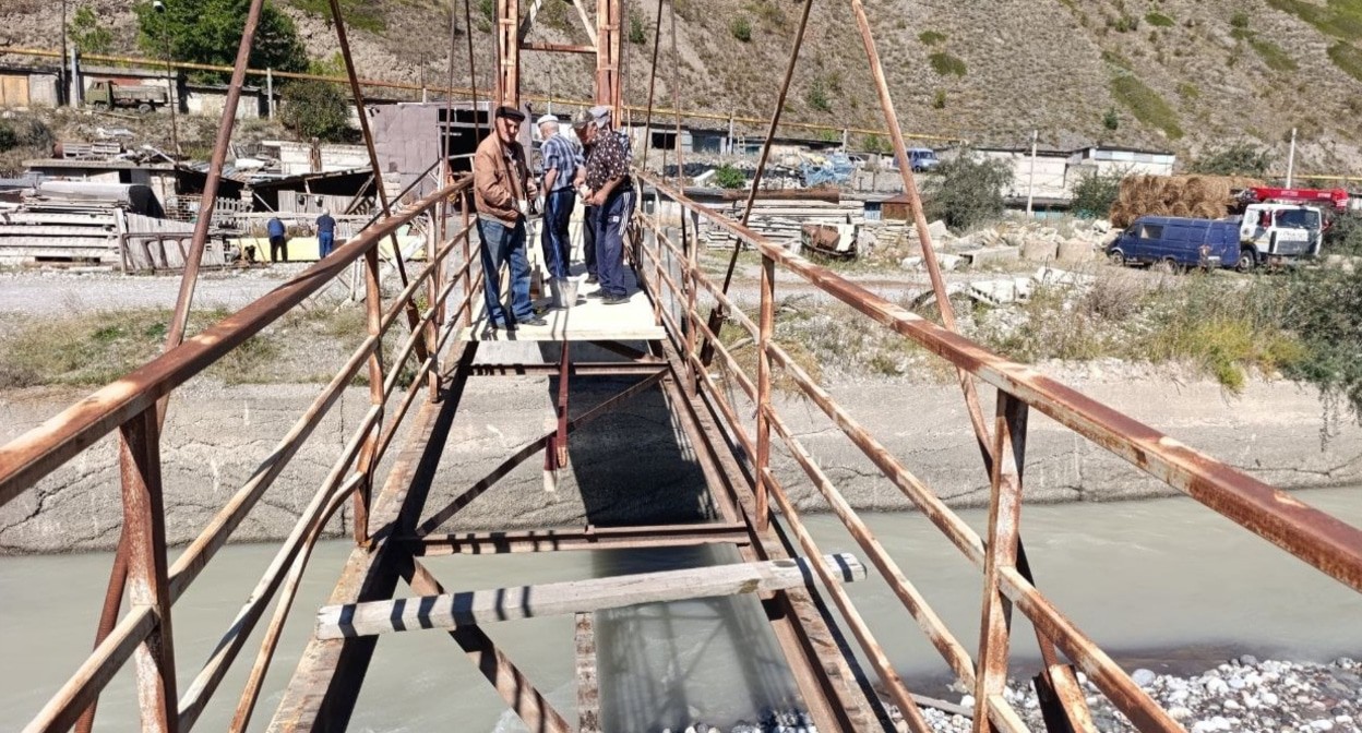 Pensioners repair a pedestrian bridge in Tyrnyauz. Photo from the Tyrnyauz administration telegram channel https://t.me/tyrnyauzadmin/2007