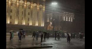 Nepal: Protestniki Gen Z vdrli v omejeno območje, Gruzijo prizadelo močno deževje med protesti