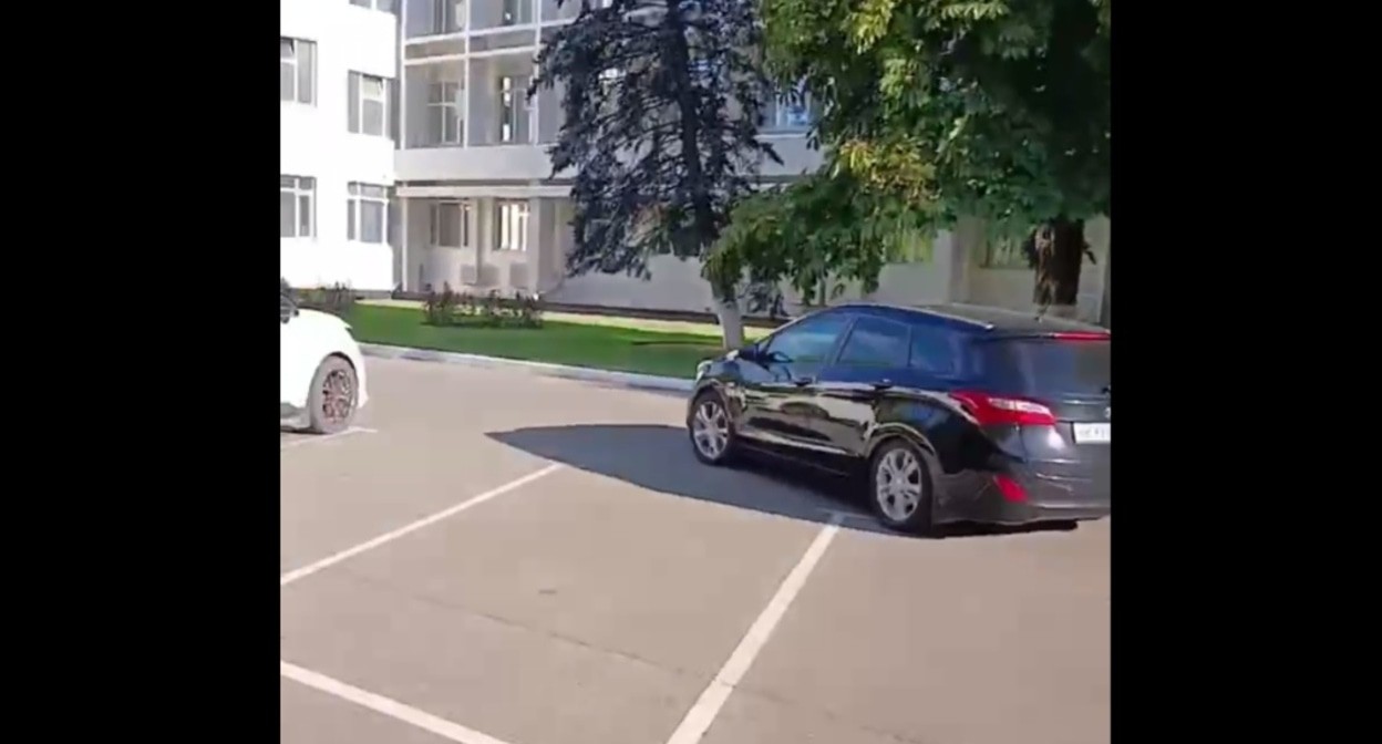 On the right is the car in which the participants of the incident left. A video frame from the telegram channel of Alexander Safronov https://t.me/redtemnik/5849