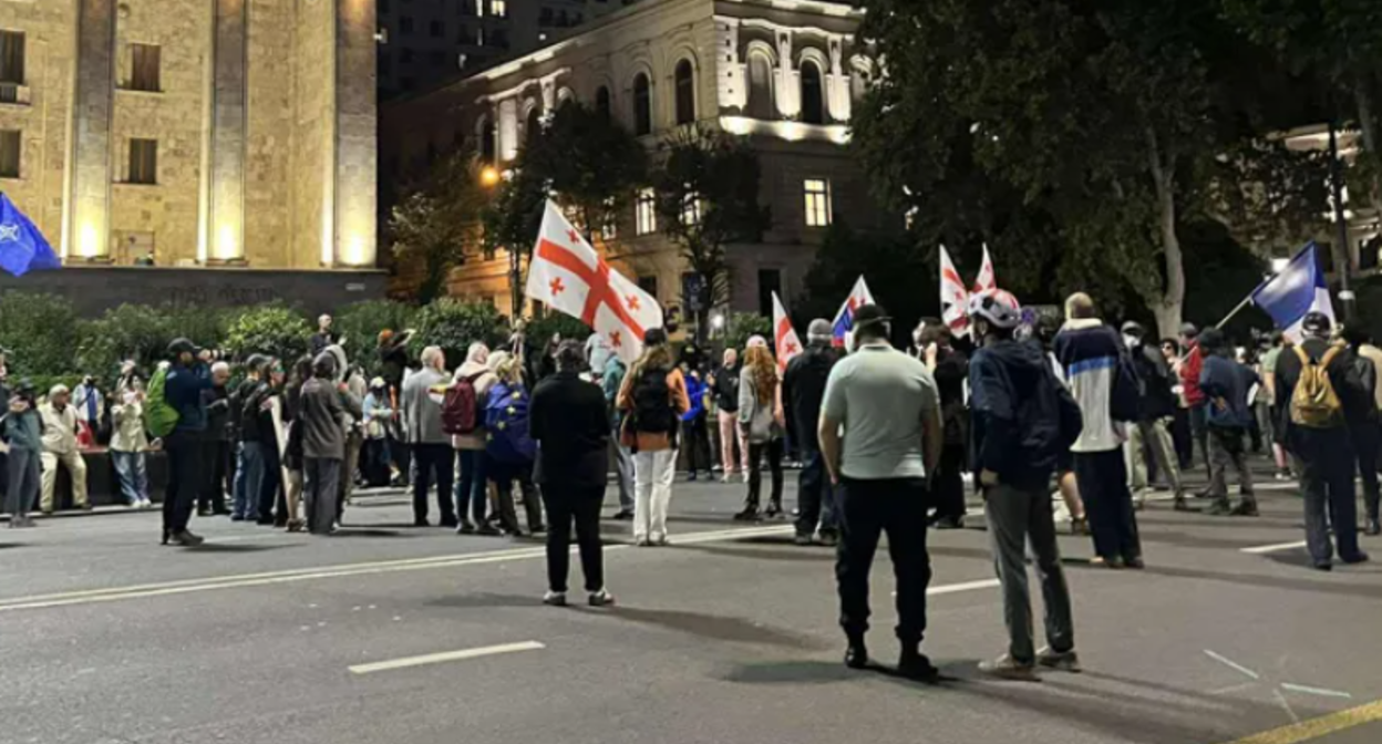 Protesters at the Georgian Parliament. Screenshot of the photo "Interpressnews" from 14.09.25, https://www.interpressnews.ge/ka/article/848715-parlamenttan-saprotesto-akcia-mimdinareobs.