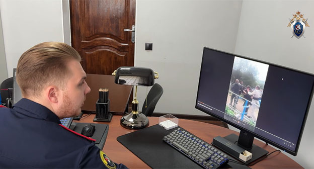 A law enforcement officer watches a video of the suspects being detained. September 23, 2025. Screenshot from the video: https://stavropol.sledcom.ru/news/item/2020247 A law enforcement officer watches a video of the suspects being detained. September 23, 2025. Screenshot from the video: https://stavropol.sledcom.ru/news/item/2020247