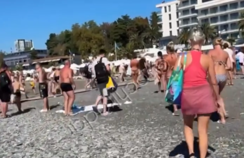 Evacuation of Sochi beaches. Still from Sochi Radar video from September 24, 2025, https://t.me/sochiradar/352