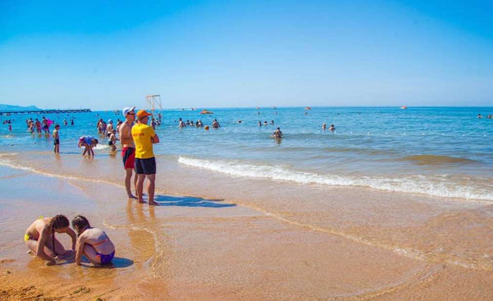 Children on the beach at the Chernomorets children's camp in Vityazevo. Screenshot from the camp's website: https://ok-chernomorec.ru/#lg=1&slide=10.