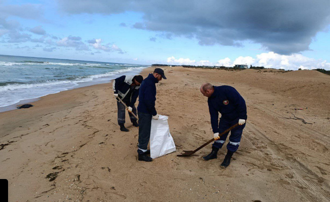 Fuel oil cleanup in Anapa. Screenshot from the Krasnodar Krai emergency response center, October 12, 2025, https://t.me/opershtab23/14262.

