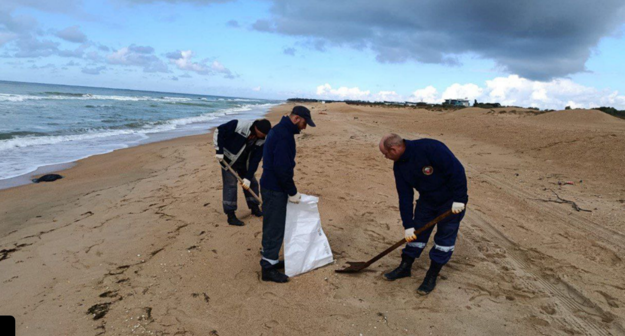 Fuel oil cleanup in Anapa. Screenshot from the Krasnodar Krai emergency response center, October 12, 2025, https://t.me/opershtab23/14262.

