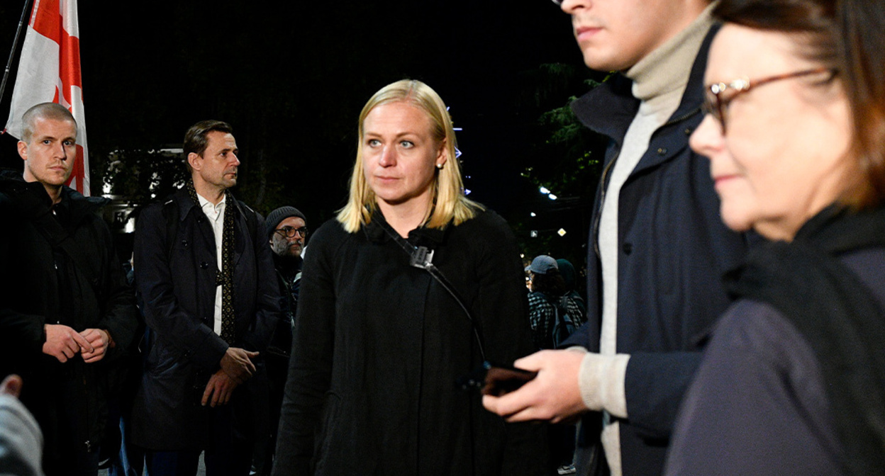 Elina Valtonen with protesters on Rustaveli Avenue. Photo: Giorgi Zhamerashvili / Publika