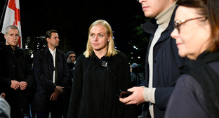 Finska zunanja ministrica kaznovana v Gruziji zaradi udeležbe na protestih