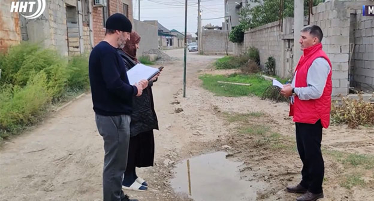 Residents of the Uchkhoz microdistrict. October 28, 2025. Video screenshot: https://news-dagestan.ru/other/2025/10/28/56471.html