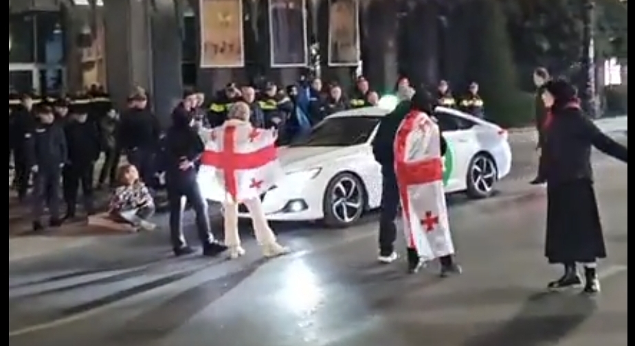 Protesters on the roadway of Rustaveli Avenue, November 4, 2025. Still from Publika video.