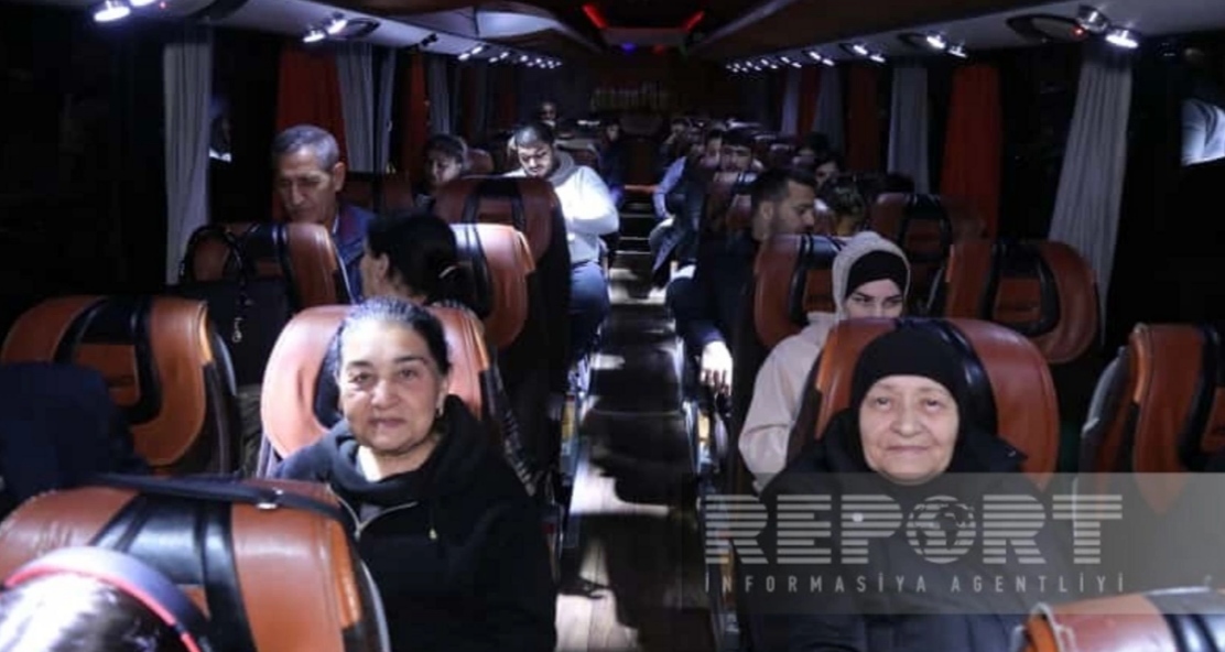 Displaced persons on a bus. Photo: Report https://report.az/daxili-siyaset/isgaldan-azad-edilen-erazilere-daha-80-aile-kocurulub