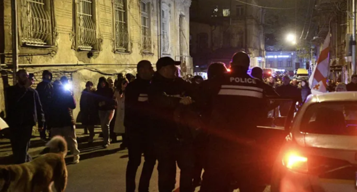 Security forces detain marchers. Screenshot from Interpressnews photo from November 22, 2025, https://www.interpressnews.ge/ka/article/855324-parlamenttan-shekrebilebi-msvlelobas-martaven-ingoroqvas-kuchastan-akciis-kidev-ramdenime-monacile-daakaves
