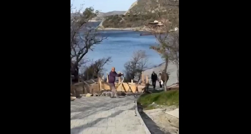 Work at the beach access point in the village of Sukko. A still from the "Anapa Grazhdanskaya" Telegram channel: https://t.me/anapa_grazhdan/12953