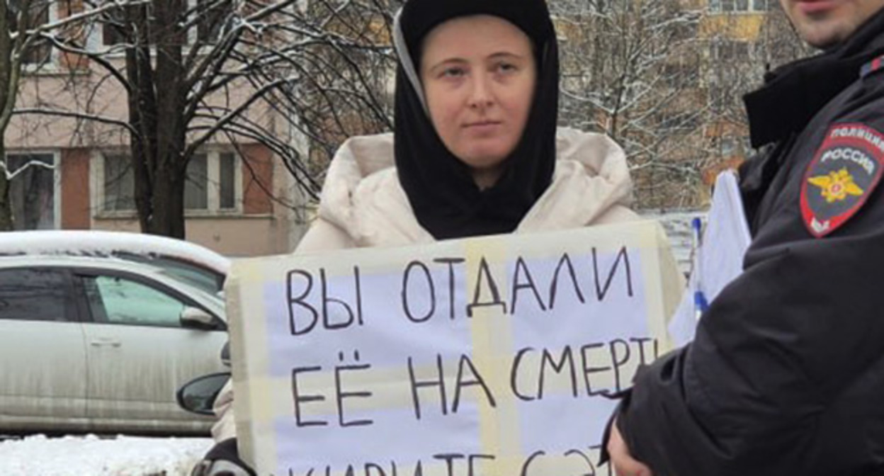 Lena Patyaeva at a solo picket. November 25, 2025. Photo: https://t.me/endoflaw/1762