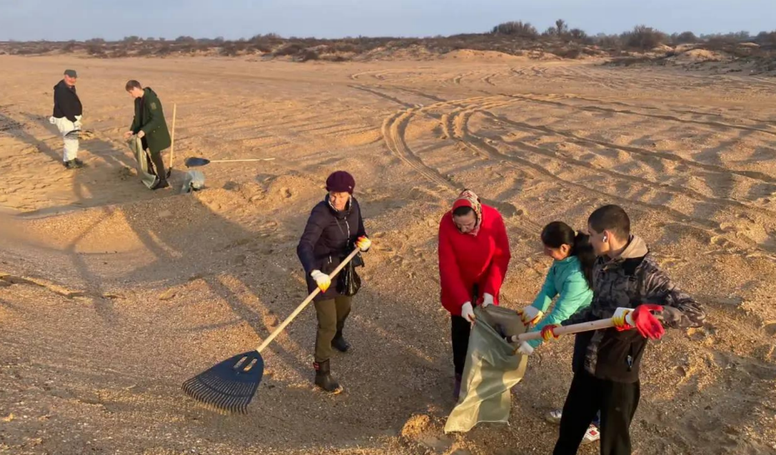 Beach cleanup in Kuban. Screenshot from the Krasnodar Krai emergency response center, November 27, 2025, https://t.me/opershtab23/14556?single.
