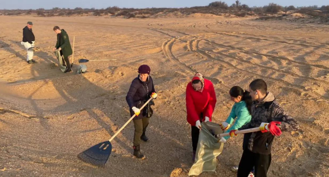 Beach cleanup in Kuban. Screenshot from the Krasnodar Krai emergency response center, November 27, 2025, https://t.me/opershtab23/14556?single.